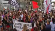 3 mil pessoas protestam contra feminicídio na Praia de Iracema, em Fortaleza