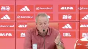 Abel Braga pede desculpas após declaração homofóbica sobre camisa rosa do Inter