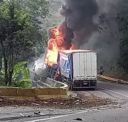 Acidente com duas carretas interdita pista da Serra das Araras no RJ