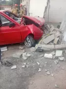 Acidente em Contagem: Carro bate em muro e deixa duas vítimas presas