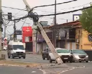 Acidente na Curva do 90: motorista bate em poste e deixa estrutura danificada