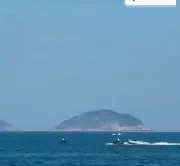 Avião cai no mar de Copacabana durante voo de propaganda
