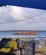 Balsa quebra no Rio Paraíba e passageiros são resgatados por catamarã