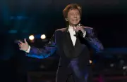 Barry Manilow revela câncer de pulmão e cirurgia marcada para 2026