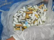 Bitucas de cigarro lideram microlixo na Praia do Gonzaga, em Santos
