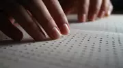 Braille: sistema tátil essencial para alfabetização e cidadania é tema do Chá de Ideias
