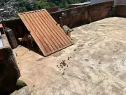 Cachorro resgatado preso em laje sem comida durante onda de calor em Juiz de Fora