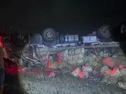 Caminhão de batatas capota em SE-245: um morto e dois feridos em Malhador