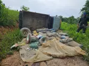 Caminhonete com material escolar tomba em ramal no Acre; secretário lamenta estado das estradas
