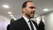 Carlos Bolsonaro mantém candidatura ao Senado por SC, cenário que gera racha na direita
