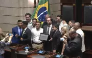 Carlos Bolsonaro renuncia à Câmara do Rio para pré-campanha ao Senado por SC em 2026