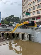Carro arrastado por enxurrada em Petrópolis: Bombeiros buscam vítimas