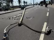 Carro derruba poste na orla de Natal em acidente na madrugada