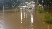 Chuva forte causa alagamentos e transtornos em Santa Luzia, na Grande BH