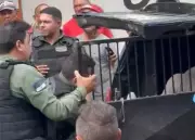 Comerciante preso após agredir funcionária e tentar chutar PMs em Caruaru