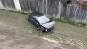 Duas mulheres se ferem após carro cair em córrego em São José dos Campos