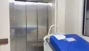 Elevadores quebrados no Hospital Walfredo Gurgel obrigam pacientes a subir escadas