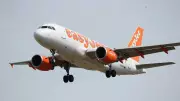 Família embarca com idosa morta em voo da easyJet, segundo passageiros