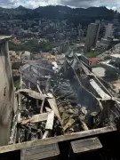 Incêndio destrói último andar de prédio comercial em BH; Defesa Civil interdita