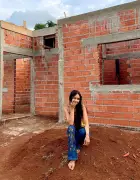 Jovem chamada de 'pobre' por casa de madeira mostra obra de nova residência