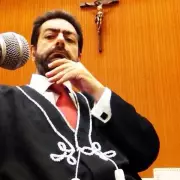 Juiz aposentado preso por agredir companheira e ameaçar filha de 6 anos em BH