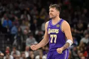 Luka Doncic faz história com triplo-duplo de 45 pontos e 5 roubos pelo Lakers