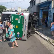 Ônibus capota na Zona Leste de SP e deixa duas vítimas feridas