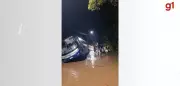 Ônibus com 30 passageiros sai da pista em área alagada de Itajaí, SC