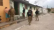 Operação D prende 33 no interior de PE e apreende armas, drogas e uniformes falsos