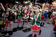 Parada de Natal na Rua Gastronômica de Santos tem Papai Noel e altera trânsito