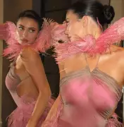 Plumas e franjas: Kylie Jenner e Michelle Obama ditam moda divertida para o Natal 2025