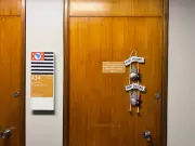 Portas da Câmara no Natal: Guirlandas e Política em Constraste