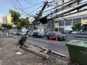 Poste com risco de queda interdita Avenida da Abolição e afeta trânsito em Campinas