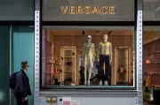 Prada conclui compra da Versace por €1,25 bi e fortalece luxo italiano