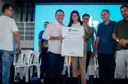 Prefeito entrega 500 títulos de terra e sanciona leis de regularização em Santarém