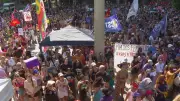 Protesto contra feminicídio reúne centenas em Copacabana; Brasil supera mil casos em 2025