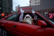 São Vicente estreia Parada de Natal com Papai Noel em conversível