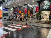 Tentativa de feminicídio em shopping: homem é imobilizado após esfaquear ex