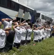 Torcida do Santos faz emboscada a ônibus do Inter na BR-101; veja vídeos
