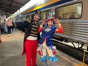 Trem de Natal iluminado percorre 12 cidades do Vale do Paraíba com Papai Noel