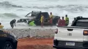Viatura da SMTT atola e é atingida pelo mar na Praia do Olho d'Água, em São Luís