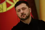 Zelensky discute plano de cessar-fogo com EUA; Rússia analisa proposta