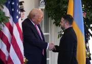 Zelensky encontra Trump na Flórida para negociar paz na Ucrânia