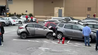 Acidente entre HB20 e Duster mobiliza estacionamento do Mogi Shopping