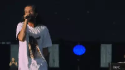 Armandinho emociona no Planeta Atlântida 2026 com homenagem ao cão Orelha e parcerias