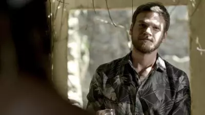 Ator Emilio Dantas denuncia golpe na Amazon: comprou PS5 e recebeu azeite