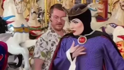 Atriz da Disney é demitida após 8 anos por interpretar Rainha Má 'perfeita demais'