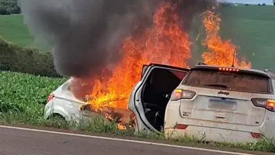 Batida na SP-249 em Taquarituba deixa 3 feridos e carros em chamas