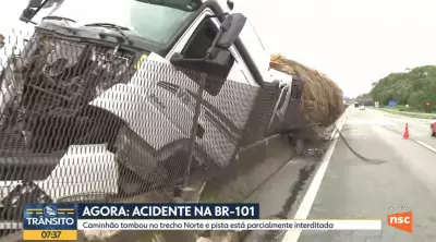 Caminhão de melancias tomba após acidente com carreta na BR-101 em SC