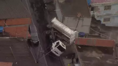 Caminhão de obra tomba e destrói muro de residência em Mauá, SP; veja imagens